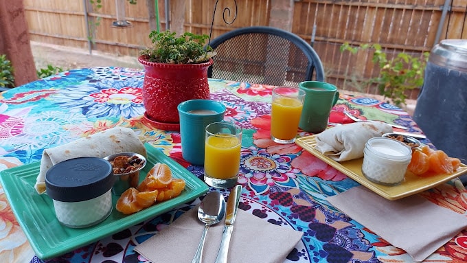 Outdoor breakfast spread at La Posada Pintada